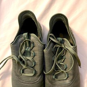Barely worn Rebook Tennis Shoes